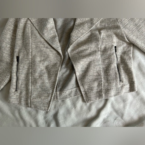 Beautiful Gray and White Blazer from Banana Republic size Large - Picture 7 of 9